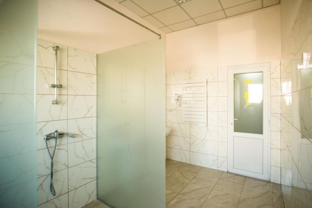 אוזהורוד Si-Yo Hostel מראה חיצוני תמונה